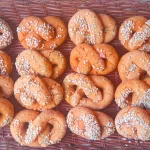 Bizcocho glaseado de limón y frambuesas sin gluten ni lactosa