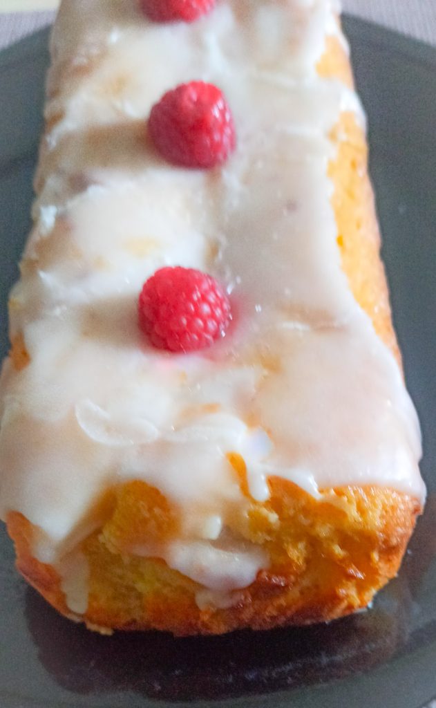 Bizcocho glaseado de limón y frambuesas sin gluten y sin lactosa