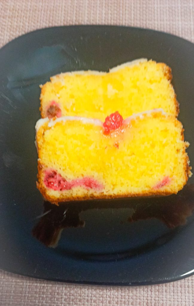 Bizcocho glaseado de limón y frambuesas sin gluten y sin lactosa