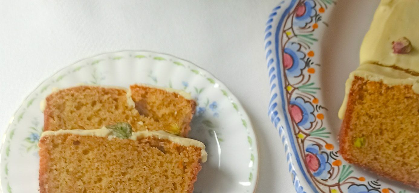 Bizcocho de plátano, pistachos y chocolate blanco sin gluten