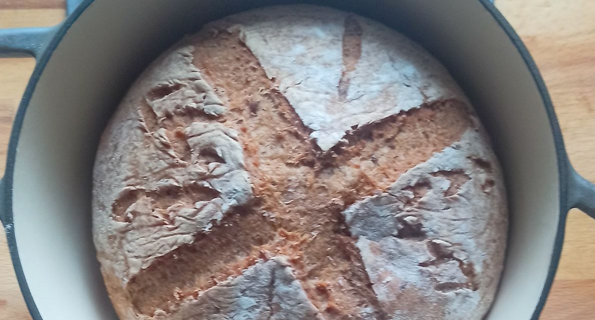 Pan rústico rápido sin gluten horneado en cocotte