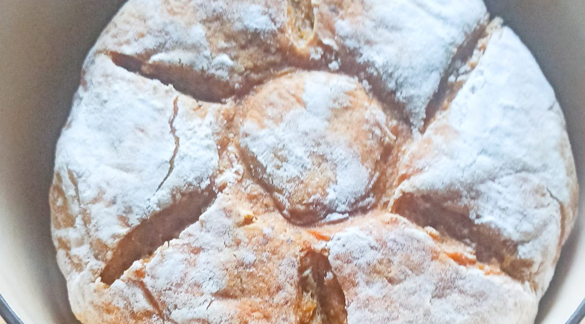 Pan de calabaza sin gluten horneado en cocotte