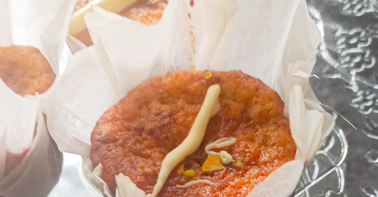 Muffins sin gluten de plátano, con chocolate blanco y pistachos