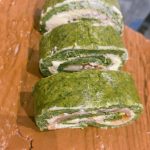 Tronco de bizcocho sin gluten salado con aguacate y  langostinos